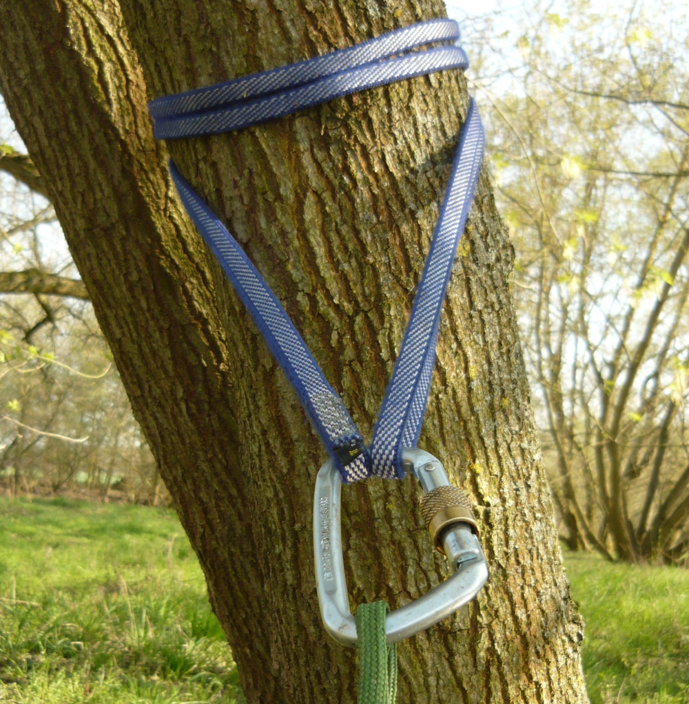 Befestigung einer Hängematte mit Bandschlinge am Baum