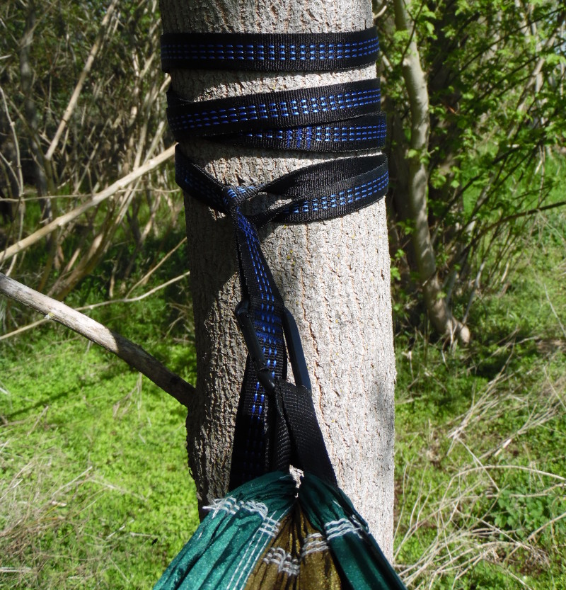 Baumschonende Hängematten-Befestigung von Overmont: die breiten Baumgurte helfen auch gegen das Verrutschen auf der Baumrinde