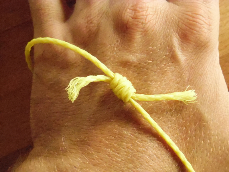 Die beiden 6m-Stücke Wurfleine werden mit dem doppelten Spierenstich zu je 3m langen Schlingen verbunden 